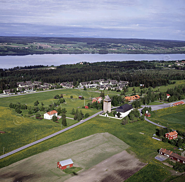 Brunflo kyrka och kastal Brunflo, Brunfloviken, drönarbilder, drönarfoto, flygbild, flygbilder, Flygfoto, flygfoton, Jämtland, kastal, kastalen, kastell, kastellen, kyrka, kyrkan, kyrkor, samhälle, samhällen, Storsjön