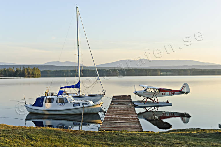 Brygga med båtar och flygplan båtar, flygmaskin, flygplan, Jämtland, kommunikationer, Landskap, luftfart, Oviksfjällen, sjöfart, sjöfart, sjöflyg, sjöflygplan, sommar, sommarkväll, Storsjön, årstid, årstider