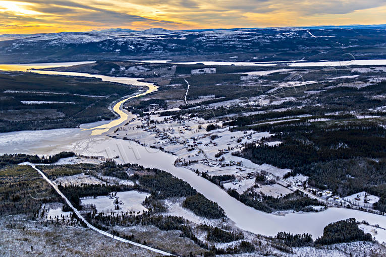 Byn Skålan vid Ljungan byar, drönarbilder, drönarfoto, flygbild, flygbilder, Flygfoto, flygfoton, höst, isläggning, Jämtland, Landskap, Ljungan, Lännässjön, nysnö, samhällen, Skålan, Skålsjön, Ängesnäset