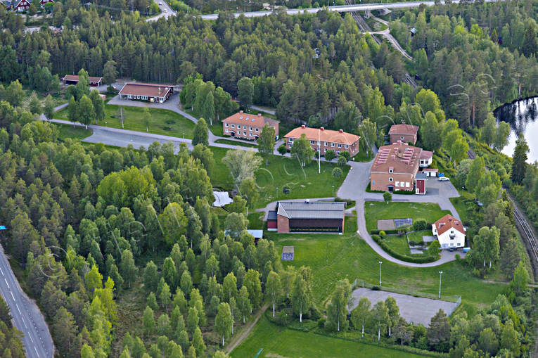 Bäckedal Folkhögsskola anläggningar, byggnader, bäckedal, drönarbilder, drönarfoto, flygbild, flygbilder, Flygfoto, flygfoton, folkhögsskola, gårdar, Härjedalen, sommar
