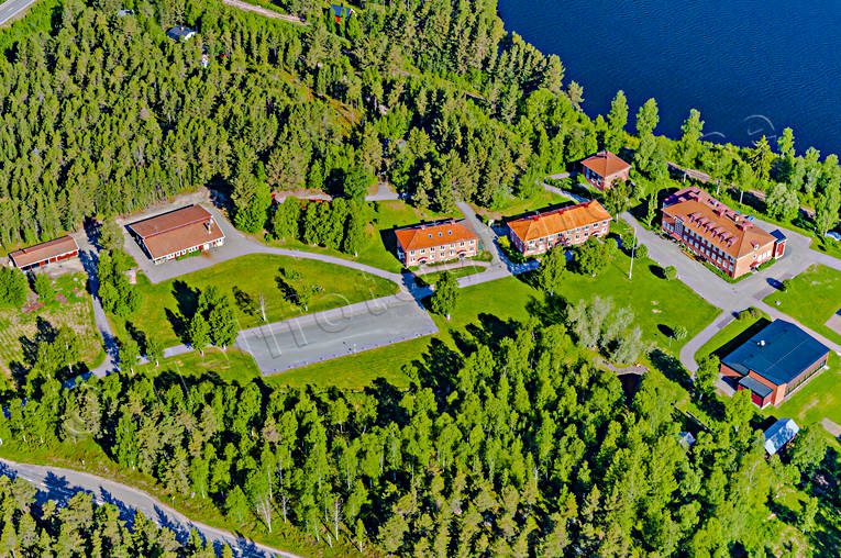 Bäckedal folkhögsskola Flygfoto anläggningar, bäckedal, drönarbilder, drönarfoto, flygbild, flygbilder, Flygfoto, flygfoton, folkhögsskola, Härjedalen, samhällen, sommar, Sveg