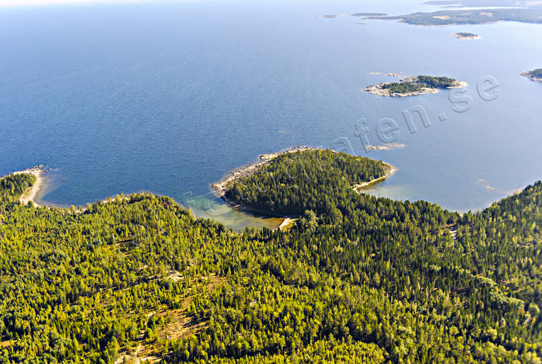 Bäcksundsskäret i Åvikenbukten Bäcksundsskäret, Bäcksundsviken, drönarbilder, drönarfoto, flygbild, flygbilder, Flygfoto, flygfoton, hav, kust, Landskap, Medelpad, Oxviksskären, sommar, Östersjön