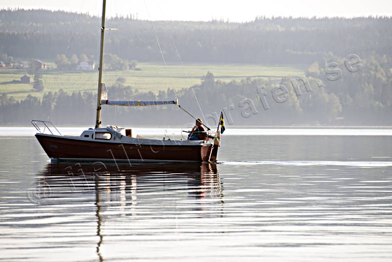 Båt på Storsjön båt, båtar, kommunikationer, motljus, segelbåt, sjöfart, sjöfart, småbåt, Storsjön
