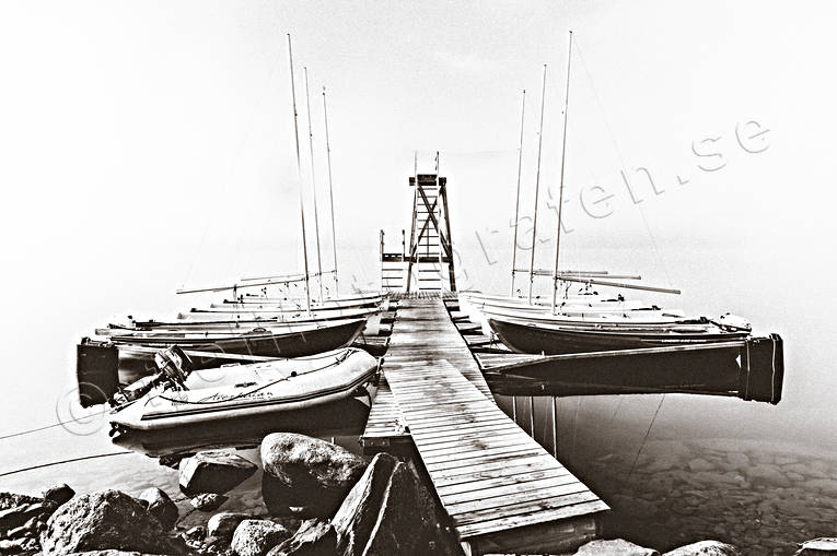 Båtbrygga i dimma brygga, dimma, höst, kommunikationer, Landskap, segelbåt, segelbåtar, sjöfart, årstider