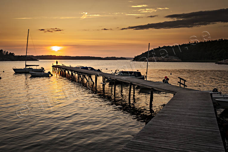 Båtbrygga i solnedgång Bohuslän, brygga, båtar, hav, kväll, Landskap, Långekärr, natur, sjö, skärgård, solnedgång, sommar, stämning, årstider