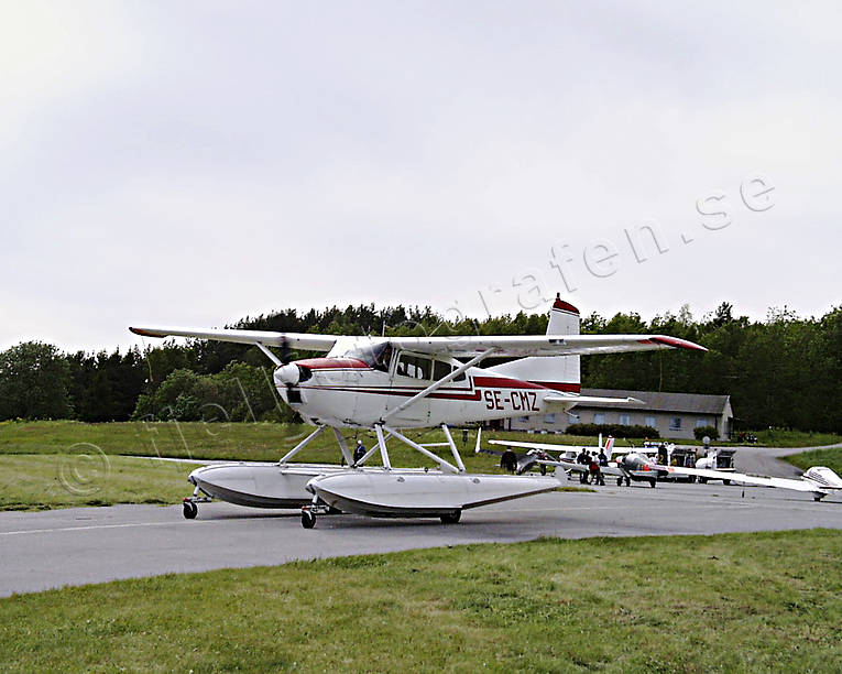 Cessna med hjulflottörer Barkarby, flyg, flygdag, flygplan, flyin, kommunikationer, luftfart, sjöflyg, sjöflygplan