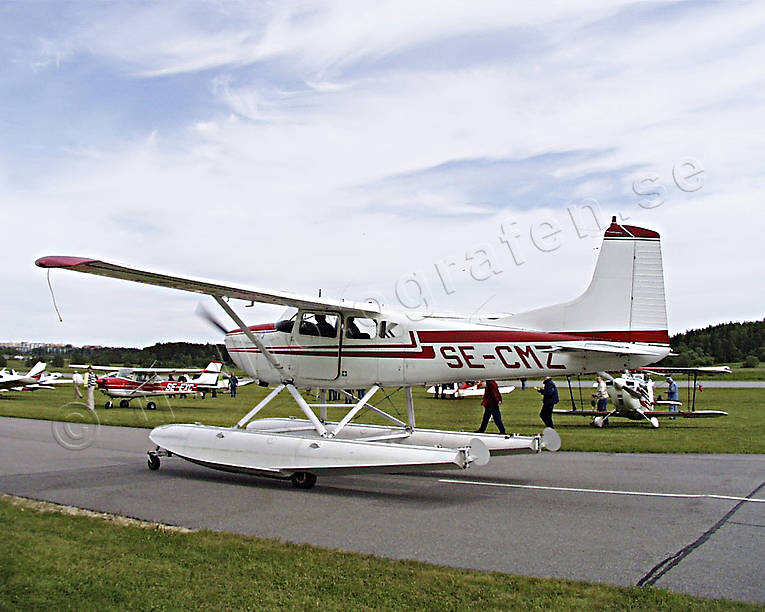 Cessna på hjulflottörer Barkarby, Cessna, flottörer, flyg, flygdag, flygplan, flyin, kommunikationer, luftfart, pontoner, sjöflyg, sjöflygplan
