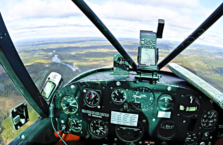 Cockpit i en Piper Super Cub allmänflyg, cockpit, drönarbilder, drönarfoto, flyg, flygbild, flygbilder, Flygfoto, flygfoton, flygning, flygplan, GPS, instrument, kommunikationer, luftfart, Piper Super Cub