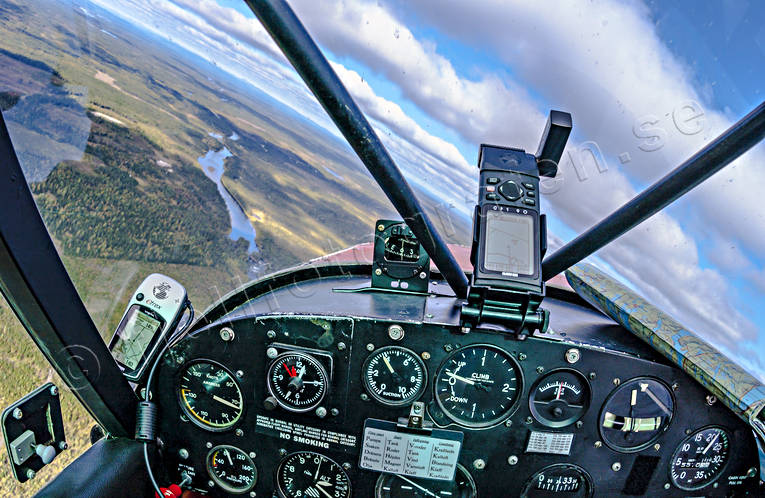 Cockpit i en Piper Super Cub allmänflyg, cockpit, drönarbilder, drönarfoto, flyg, flygbild, flygbilder, Flygfoto, flygfoton, flygning, flygplan, GPS, instrument, kommunikationer, luftfart, Piper Super Cub