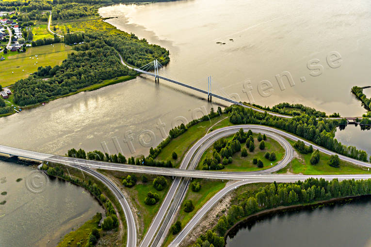 Cykelbron över Bergvikssundet avfart, Bergvikssundet, cykelbro, drönarbilder, drönarfoto, E4, flygbild, flygbilder, Flygfoto, flygfoton, hängbro, hängbron, Killingholmen, Landskap, Norrbotten, Piteå, påfart, samhällen, sommar