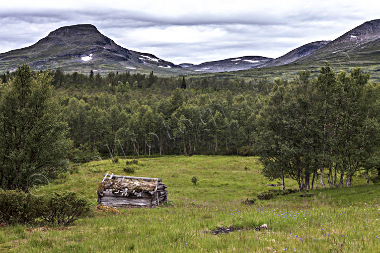 byggnader, byggnationer, Dalsvallen, fjll, fjllandskap, fjllbrant, fjllbranter, fjllen, fjllmotiv, fjlltopp, fbod, fbodvall, gammal, hgfjll, hlada, Jmtland, lada, Landskap, natur, Snasahgarna, Snasen, sommar, timmerlada, torvtak, tvrklumpen