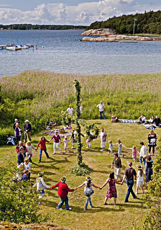 Bohuslän, dans, hav, kultur, kust, Landskap, lek, midsommar, midsommardans, midsommarstång, nutid, sommar, årstider