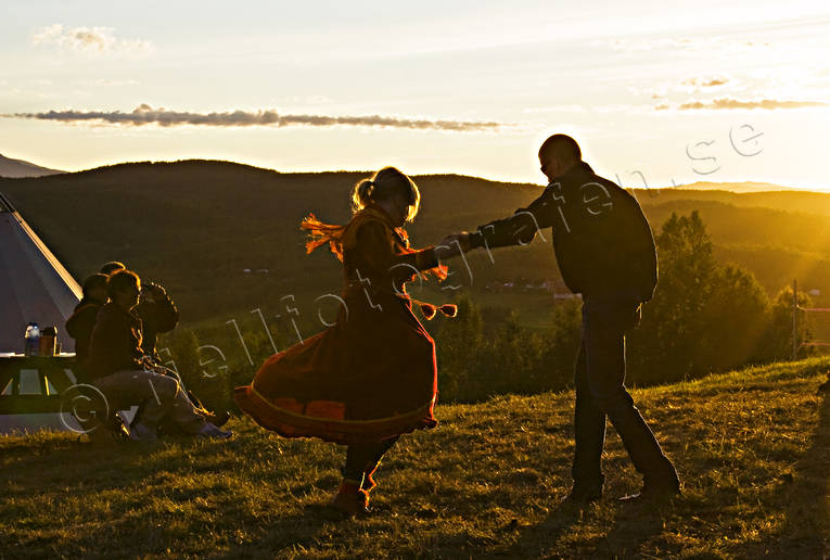 Dansande samer dräkt, fest, festival, glädje, Jukkasjärvi, kolt, kultur, Markomeannu, midnattssol, midsommar, same, samekultur, samer, samisk, solnedgång