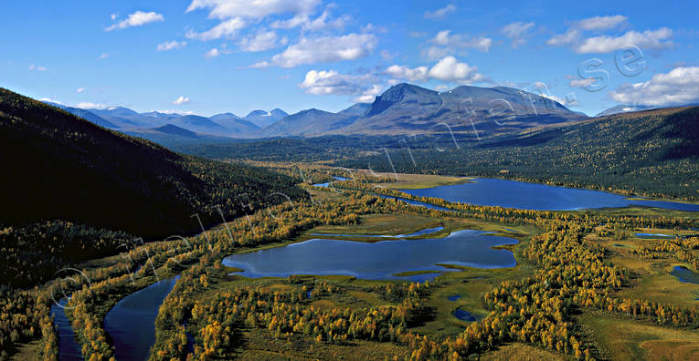 Deltalandskap vid Kvikkjokk deltalandskap, drönarbilder, drönarfoto, fjäll, flygbild, flygbilder, Flygfoto, flygfoton, höst, Kvikkjokk, Landskap, lappland, älv