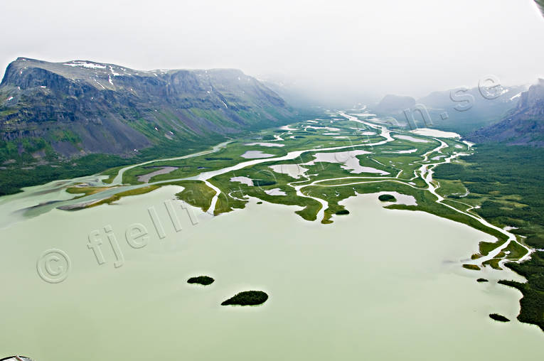 Dimma i Rapadalen deltaland, deltalandskap, dimma, drönarbilder, drönarfoto, flygbild, flygbilder, Flygfoto, flygfoton, jökelvatten, Laitaure, Landskap, lappland, nationalpark, nationalparker, Rapadalen, Rapaätno, sarek, sommar