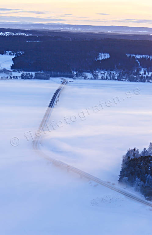 Dimma vid Vallsundsbron bro, broar, dimma, dimmigt, drönarbilder, drönarfoto, flygbild, flygbilder, Flygfoto, flygfoton, Jämtland, kväll, markdimma, Storsjön, städer, stämning, stämningsbild, stämningsbilder, Vallsundet, Vallsundsbron, vinter, årstid, årstider, Östersund