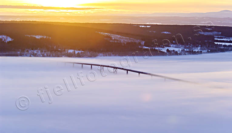 Dimma vid Vallsundsbron bro, broar, dimma, dimmigt, drönarbilder, drönarfoto, flygbild, flygbilder, Flygfoto, flygfoton, Jämtland, kväll, markdimma, Storsjön, städer, stämning, stämningsbild, stämningsbilder, Vallsundet, Vallsundsbron, vinter, årstid, årstider, Östersund