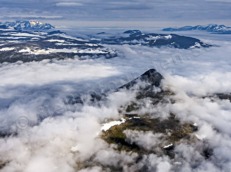 Dimma vid fjället Slugga drönarbilder, drönarfoto, fjäll, fjällbilder, FJÄLLEN, fjälltopp, flygbild, flygbilder, Flygfoto, flygfoton, heligt, Landskap, lappland, moln, Sieidi, Slugga, sommar