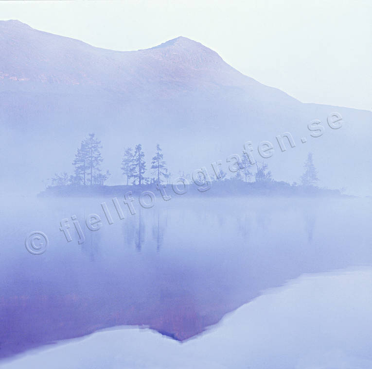 Dimma över Munsvattnet dimma, fjäll, fjälltopp, Jämtland, morgon, Munsfjället, Munsvattnet, sommar, stämning, stämningsbild, stämningsbilder, årstid, årstider, ö