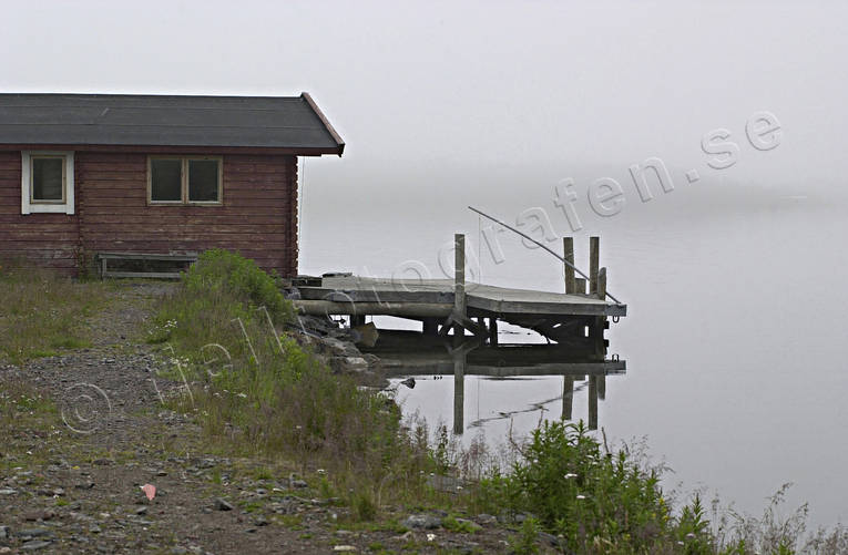 Dimma över Torne Träsk byggnader, byggnationer, båthus, dimma, lappland, sjö, Torne Träsk