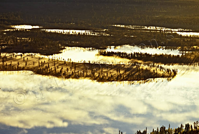 Dimma över skogslandskap dimma, drönarbilder, drönarfoto, flygbild, flygbilder, Flygfoto, flygfoton, gul, guld, höst, Landskap, lappland, moln, myr, myrland, myrmark, skog, stämning, stämningsbild, stämningsbilder, Sverige, vildmark, årstid, årstider, öde, ödemark