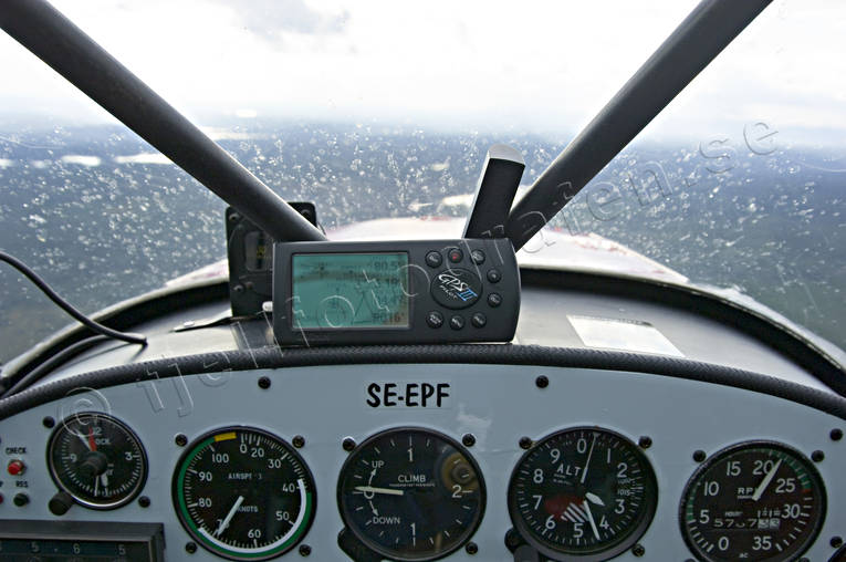 allmnflyg, cockpit, drnarbilder, drnarfoto, fjllflyg, flyg, flygbild, flygbilder, Flygfoto, flygfoton, flyginstrument, flygning, flygplan, flygplanvinge, GPS, instrument, kommunikationer, luftfart, Piper Cub, regn, supercub, vinge, vder