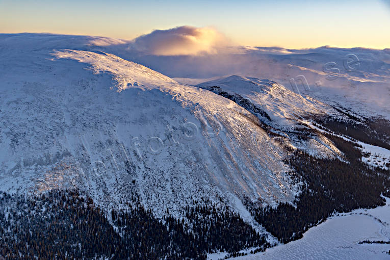 Drommen och Falkfångarfjället Drommen, drönarbild, drönarbilder, drönarfoto, Falkfångarfjället, flygbild, flygbilder, Flygfoto, flygfoton, Höglekardalen, Jämtland, Landskap, motljus, vinter