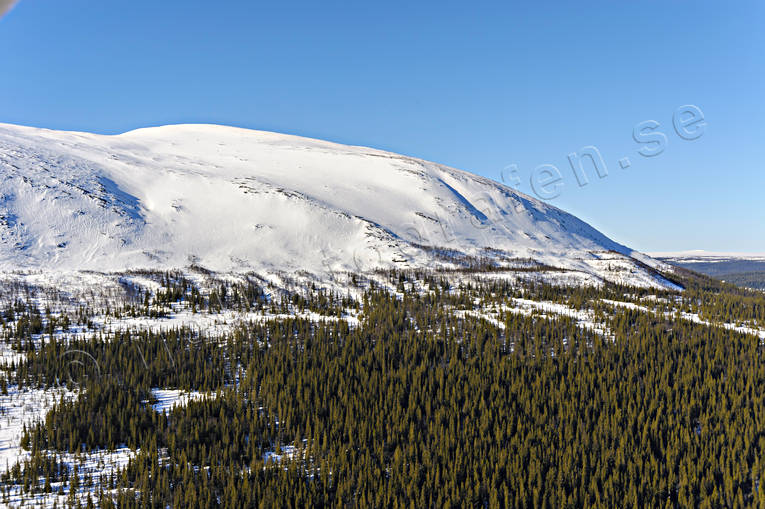 Drommen och dess strandlinje Bydalen, Drommen, drönarbilder, drönarfoto, flygbild, flygbilder, Flygfoto, flygfoton, Hovde, Höglekardalen, issjöar, issjöspår, istid, Jämtland, Landskap, skvalrännor, slukås, slukåsar, strandlinje, strandlinjer, Svenska Fjällen, terassbildningar, terasser, vinter