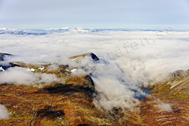 Durrenpiken i dimma dimma, dimmoln, drönarbilder, drönarfoto, Durrenjaure, Durrenpiken, fjälltopp, flygbild, flygbilder, Flygfoto, flygfoton, höst, Landskap, lappland, moln, Svenska Fjällen