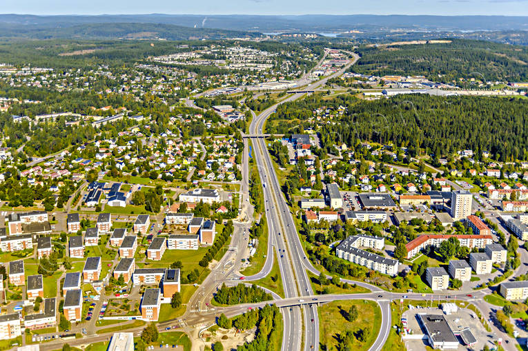 E4 Norrut från Sundsvall drönarbilder, drönarfoto, E4, europaväg, flygbild, flygbilder, Flygfoto, flygfoton, Landskap, Medelpad, Skönsberg, sommar, städer, Sundsvall, väg