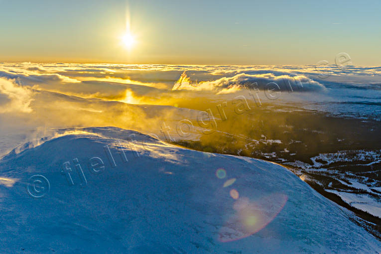 Februarisol över Drommen Drommen, drönarbilder, drönarfoto, flygbild, flygbilder, Flygfoto, flygfoton, Jämtland, Landskap, moln, motljus, sol, stämningsbild, vinter, årstid, årstider