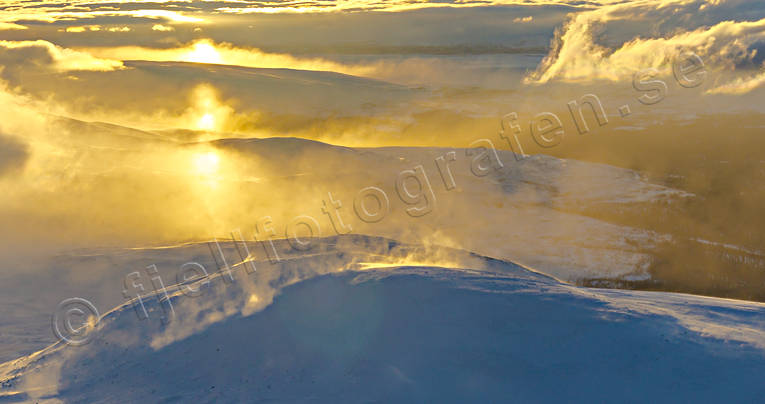 Februarisol över Drommen Drommen, drönarbilder, drönarfoto, flygbild, flygbilder, Flygfoto, flygfoton, Jämtland, Landskap, moln, motljus, sol, stämningsbild, vinter, årstid, årstider