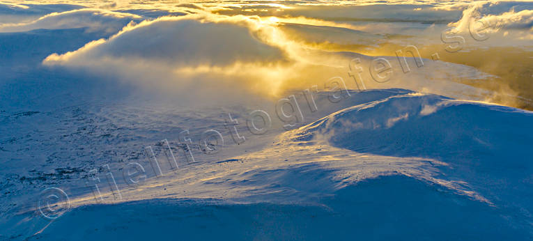 Februarisol över Drommen Drommen, drönarbilder, drönarfoto, flygbild, flygbilder, Flygfoto, flygfoton, Jämtland, Landskap, moln, motljus, sol, stämningsbild, vinter, årstid, årstider