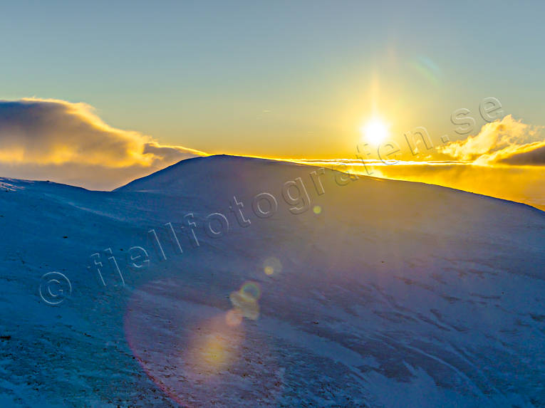 Februarisol över Drommen Drommen, drönarbilder, drönarfoto, fjäll, flygbild, flygbilder, Flygfoto, flygfoton, Jämtland, Landskap, motljus, sol, solnedgång, stämningsbild, vinter, årstid, årstider