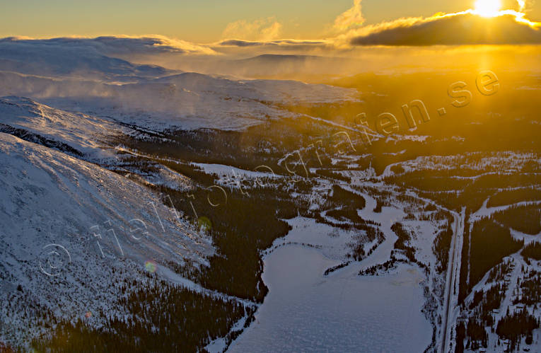 Februarisol över Höglekardalen Dalsjön, drönarbilder, drönarfoto, flygbild, flygbilder, Flygfoto, flygfoton, Hovdet, Höglekardalen, Jämtland, Landskap, motljus, sol, solnedgång, vinter