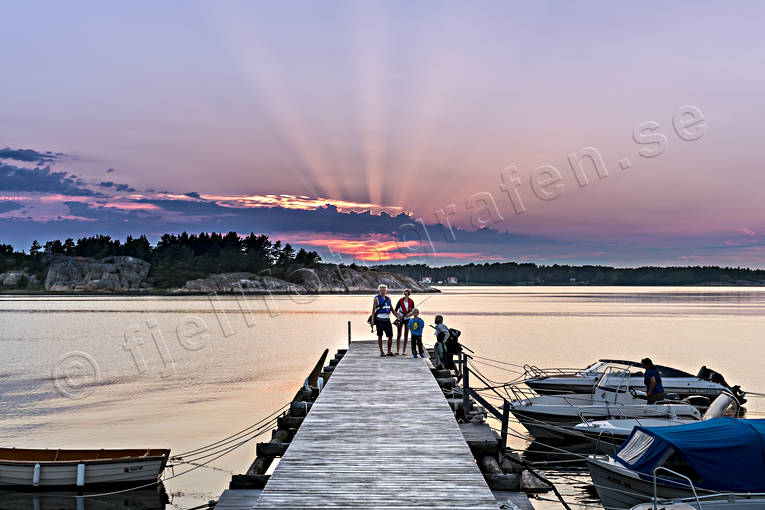 Fiskare på båtbrygga Bohuslän, brygga, båthamn, familj, fiskare, fiske, hav, kväll, Långekärr, natur, solnedgång, sommar, spinnfiske, sportfiske, stämning
