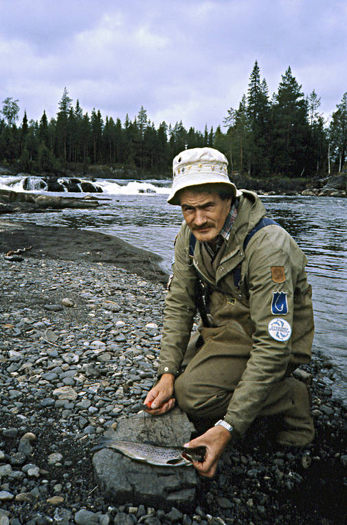 Fiskare vid Långan fiskare, fiske, flugfiske, Jämtland, Långan, rensa fisk, sportfiske, älvar