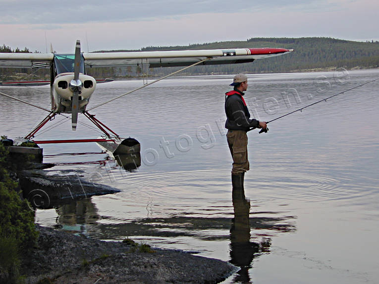 Fiske intill flygmaskin fiske, flyg, Forsån, kommunikationer, luftfart, sjöflyg, sjöflygplan, spinnfiske