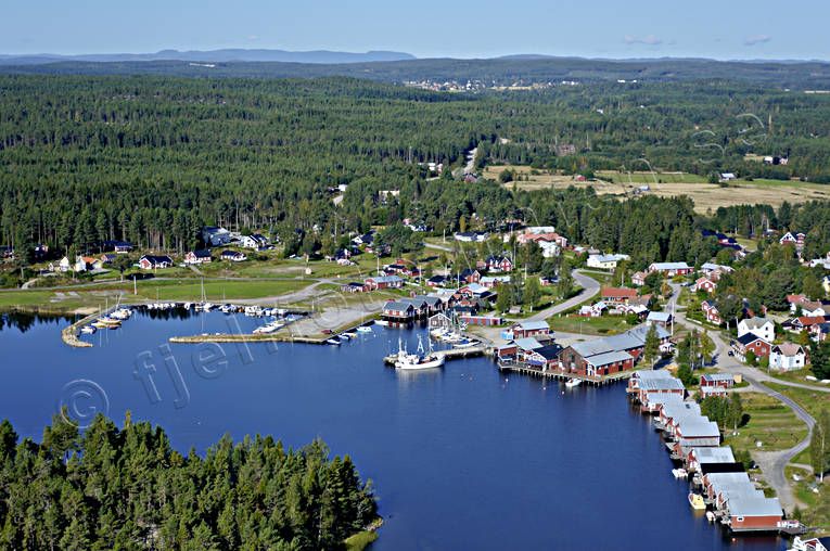 Fiskeläge Mellanfjärden båthus, drönarbilder, drönarfoto, flygbild, flygbilder, Flygfoto, flygfoton, Hälsingland, idyll, Jättendal, Landskap, Mellanfjärden, samhällen, sommar, stugor