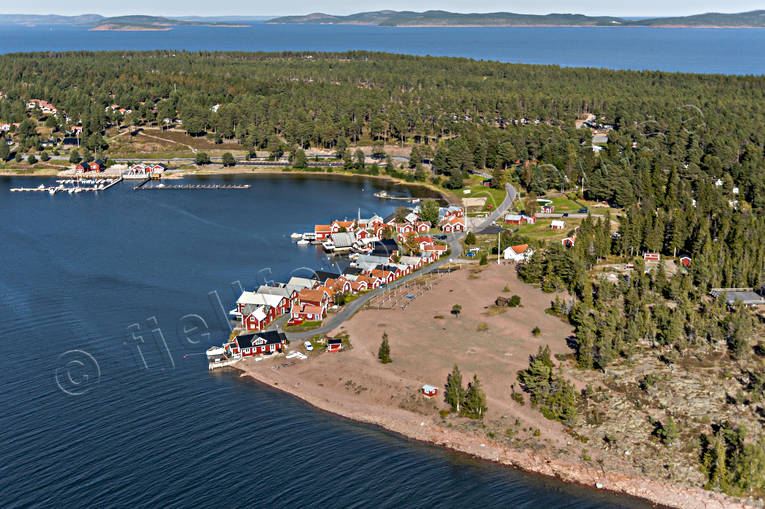 Fiskeläge Norrfällsviken anläggningar, båthus, drönarbilder, drönarfoto, fiskeläge, flygbild, flygbilder, Flygfoto, flygfoton, hamn, Landskap, Norrfällsviken, sommar, stugor, Ångermanland
