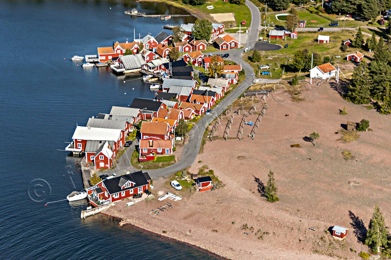 Fiskeläge Norrfällsviken anläggningar, båthus, drönarbilder, drönarfoto, fiskeläge, flygbild, flygbilder, Flygfoto, flygfoton, hamn, Norrfällsviken, sommar, stugor, Ångermanland