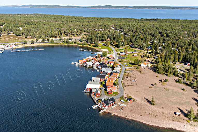 Fiskeläge Norrfällsviken anläggningar, båthus, drönarbilder, drönarfoto, fiskeläge, flygbild, flygbilder, Flygfoto, flygfoton, hamn, Landskap, Norrfällsviken, sommar, stugor, Ångermanland
