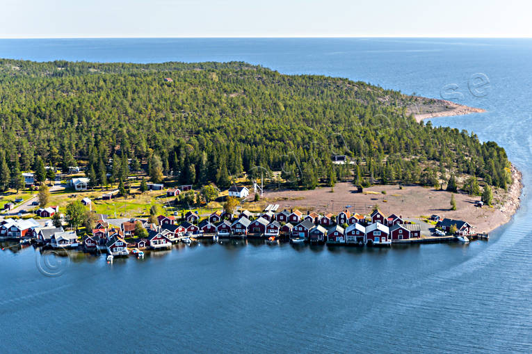 Fiskeläge Norrfällsviken anläggningar, båthus, drönarbilder, drönarfoto, fiskeläge, flygbild, flygbilder, Flygfoto, flygfoton, hamn, Landskap, Norrfällsviken, sommar, stugor, Ångermanland