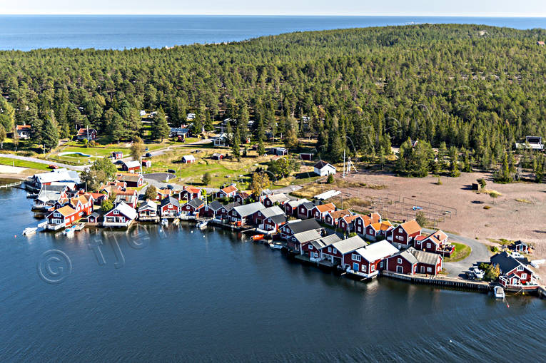Fiskeläge Norrfällsviken anläggningar, båthus, drönarbilder, drönarfoto, fiskeläge, flygbild, flygbilder, Flygfoto, flygfoton, hamn, Norrfällsviken, sommar, stugor, Ångermanland