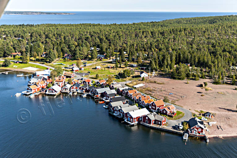 Fiskeläge Norrfällsviken anläggningar, båthus, drönarbilder, drönarfoto, fiskeläge, flygbild, flygbilder, Flygfoto, flygfoton, hamn, Landskap, Norrfällsviken, sommar, stugor, Ångermanland