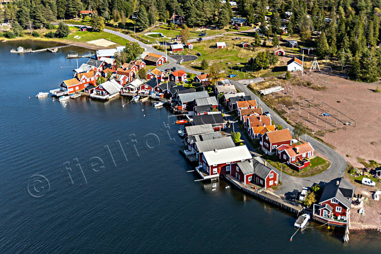 Fiskeläge Norrfällsviken anläggningar, båthus, drönarbilder, drönarfoto, fiskeläge, flygbild, flygbilder, Flygfoto, flygfoton, hamn, Norrfällsviken, sommar, stugor, Ångermanland