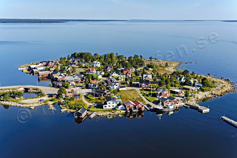 Fiskeläge Rönnskär båthus, drönarbilder, drönarfoto, fiskeläge, flygbild, flygbilder, Flygfoto, flygfoton, Hälsingland, idyll, Ingaskär, Landskap, Rönnskär, samhällen, sommar, Stocka, Stockaviken, stugor, ö, öar