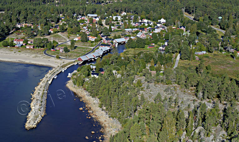 Fiskeläge Sörfjärden båthus, drönarbilder, drönarfoto, flygbild, flygbilder, Flygfoto, flygfoton, Gnarp, Hälsingland, idyll, Landskap, pir, samhällen, sommar, stugor, Sörfjärden, vågbrytare