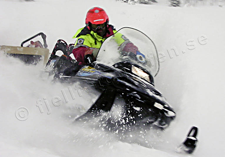 fjll, fjllet, fjllrddare, fjllrddning, kommunikation, kommunikationer, landfart, motor, skoter, snskoter, snstorm, storm, vinter, ventyr