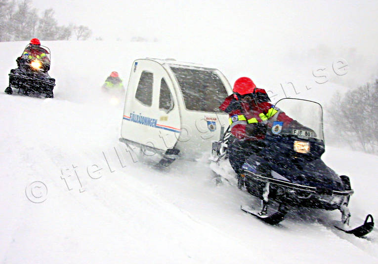 fjll, fjllet, fjllrddare, fjllrddning, kommunikation, kommunikationer, landfart, motor, ovder, skoter, snskoter, snstorm, storm, vinter, ventyr